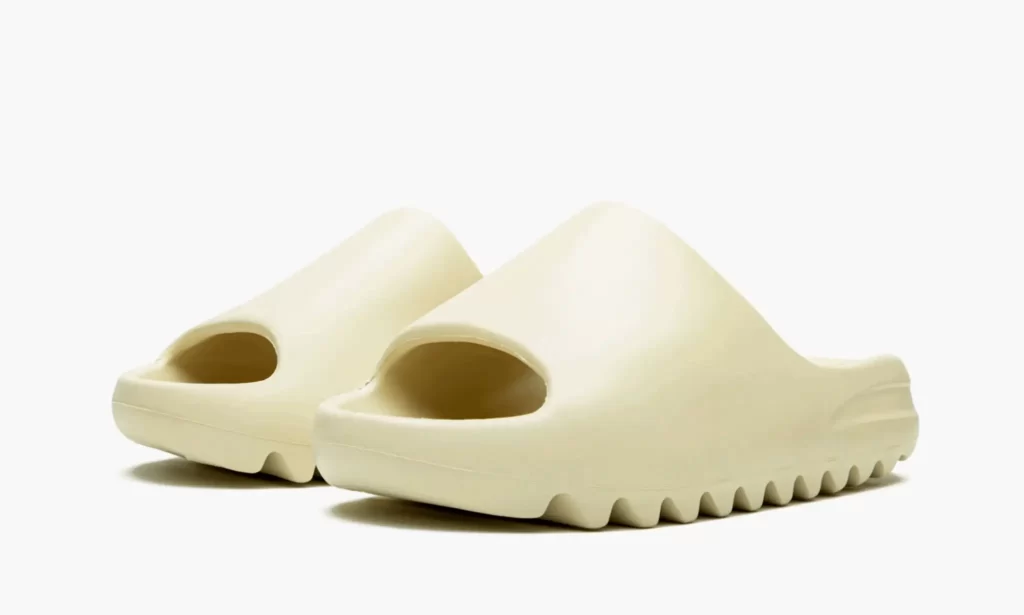 diapositive yeezy 'bone' (en anglais)